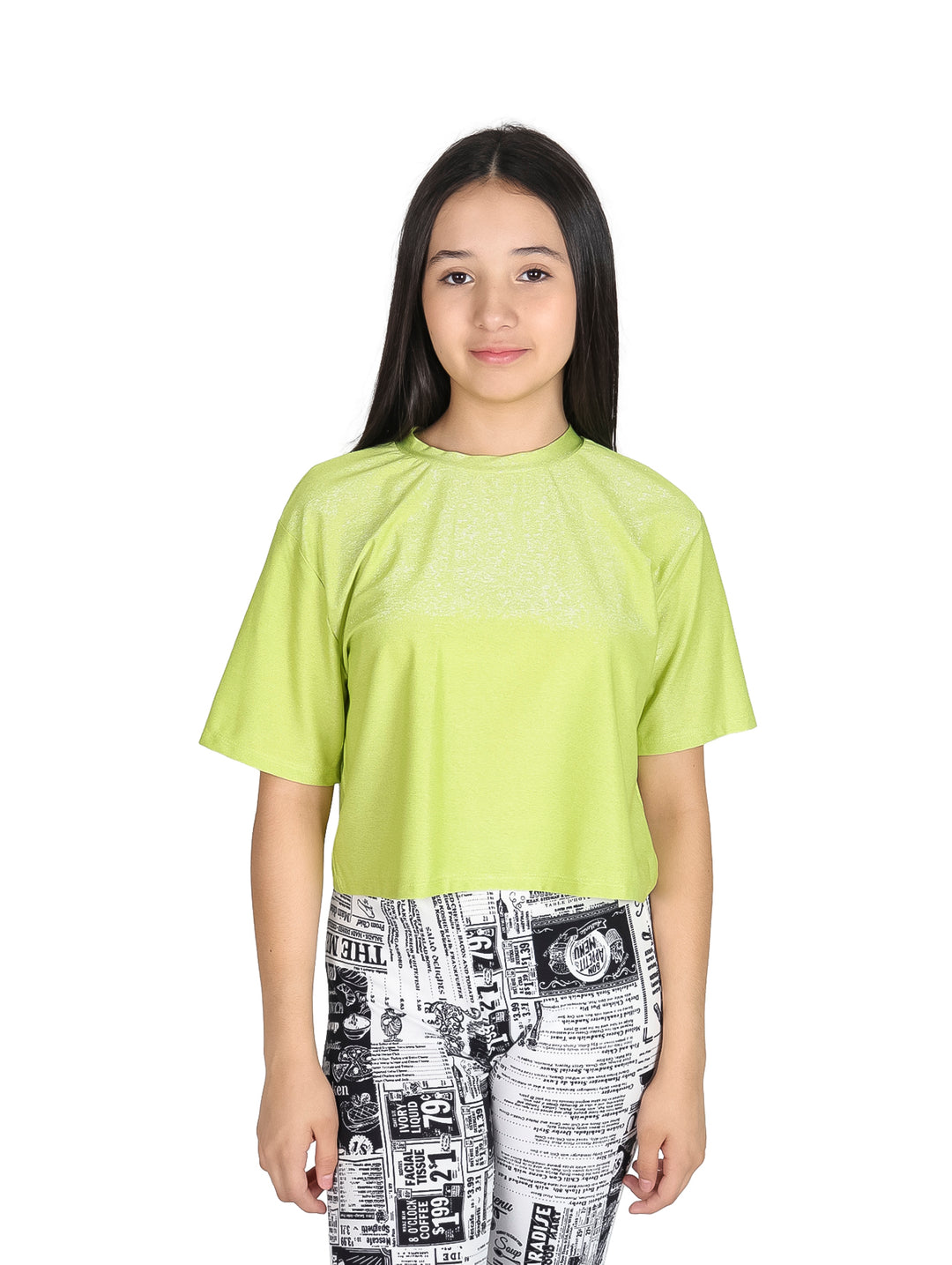Niña vistiendo una camiseta verde brillante de manga corta y cuello redondo.