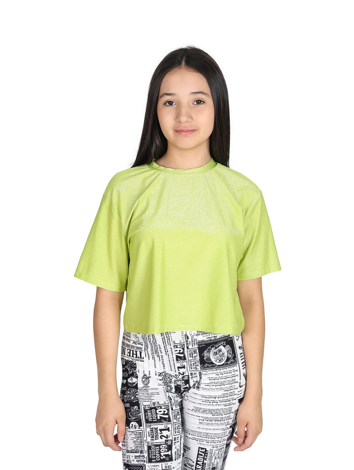 Niña vistiendo una camiseta verde brillante de manga corta y cuello redondo.