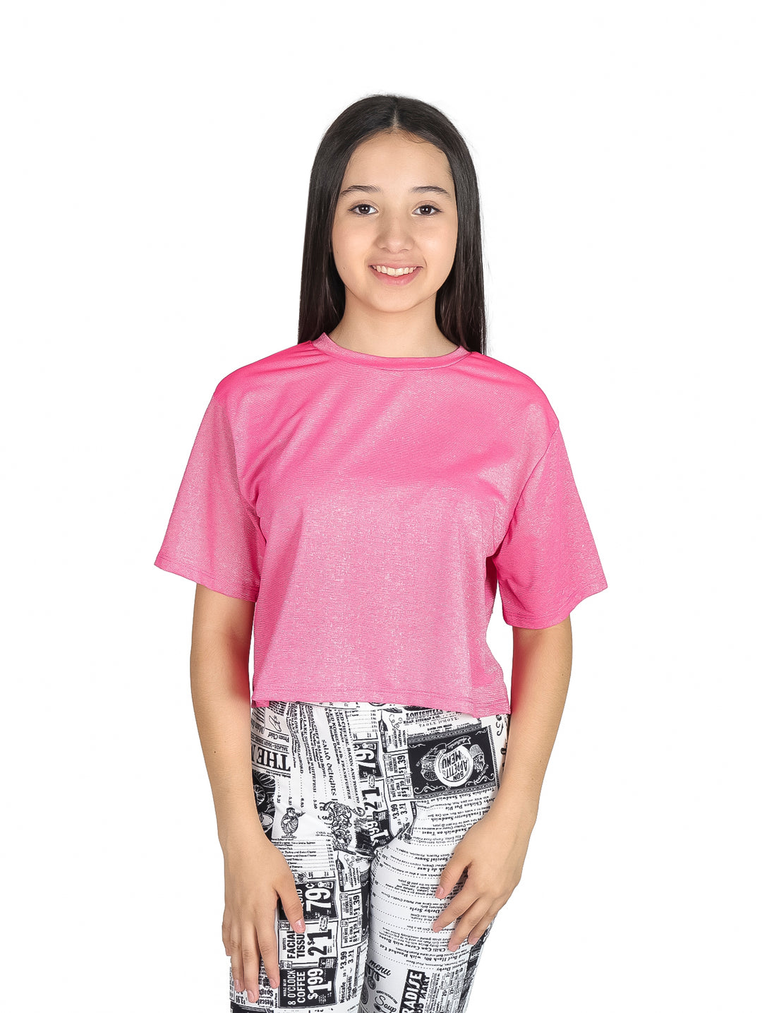 Niña vistiendo una camiseta color rosa fucsia con acabado brillante y cuello redondo.