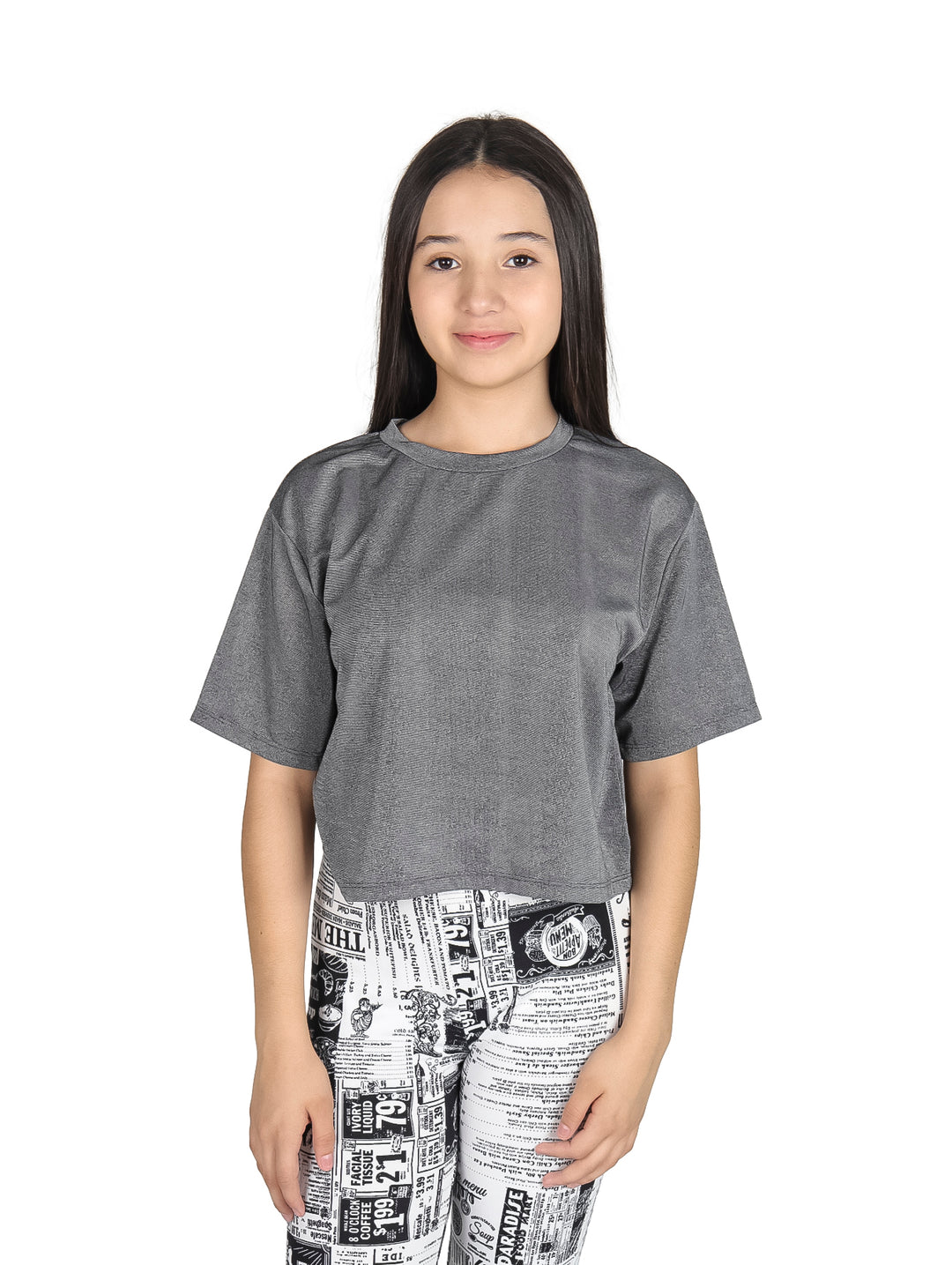 Niña vistiendo camiseta negra con brillos de manga corta y cuello redondo.