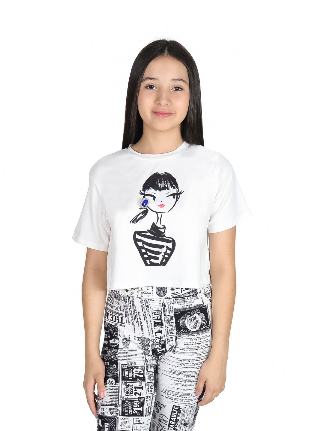Camiseta blanca de manga corta para niña con estampado frontal de un rostro femenino en color negro.
