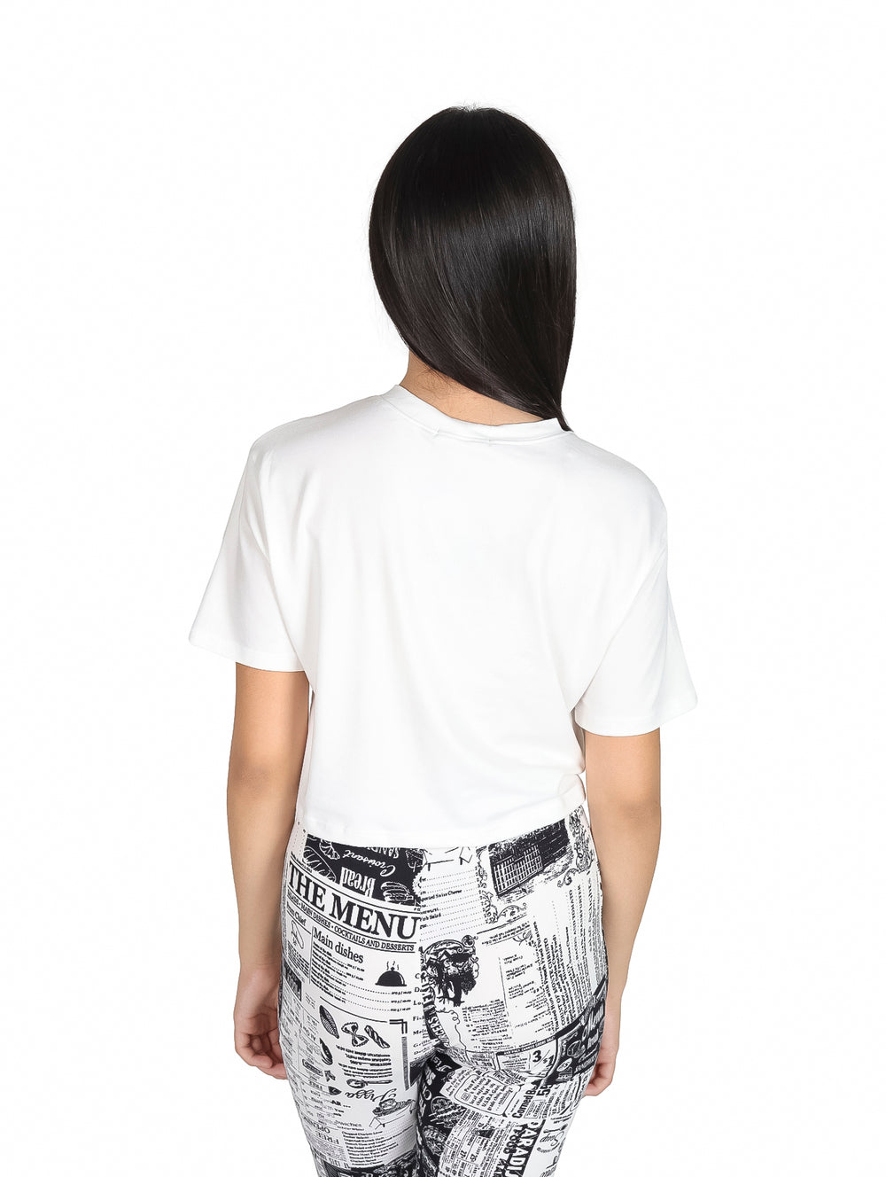 Camiseta blanca de manga corta para niña con estampado frontal de un rostro femenino en color negro.