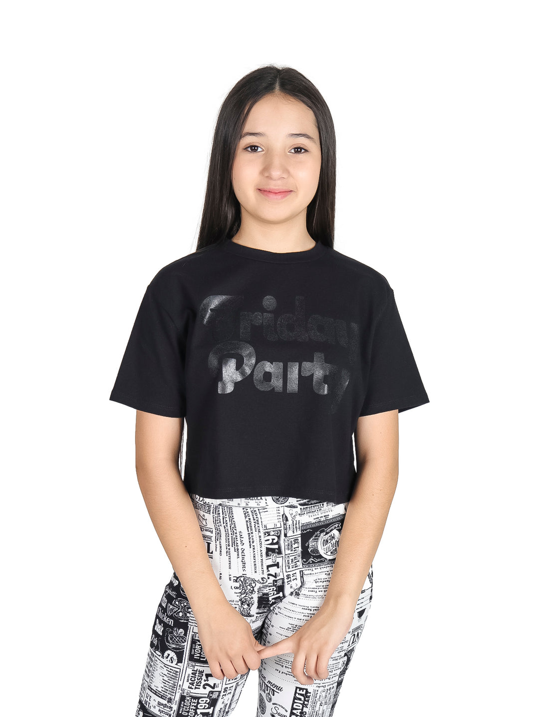 Niña vistiendo camiseta negra de manga corta con estampado frontal que dice Friday Party.