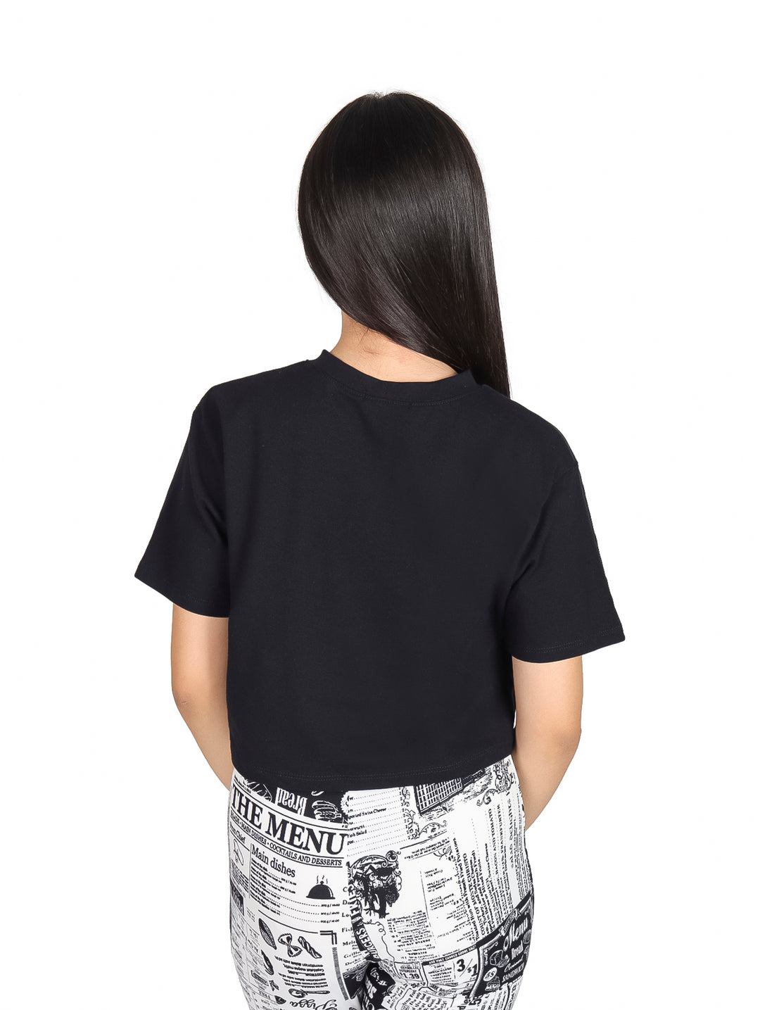 Niña vistiendo camiseta negra de manga corta con estampado frontal que dice Friday Party.