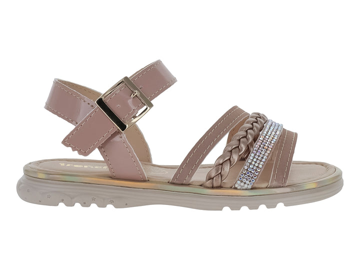 Sandalia para niña color beige con acabado en charol, correa trenzada y detalles brillantes.