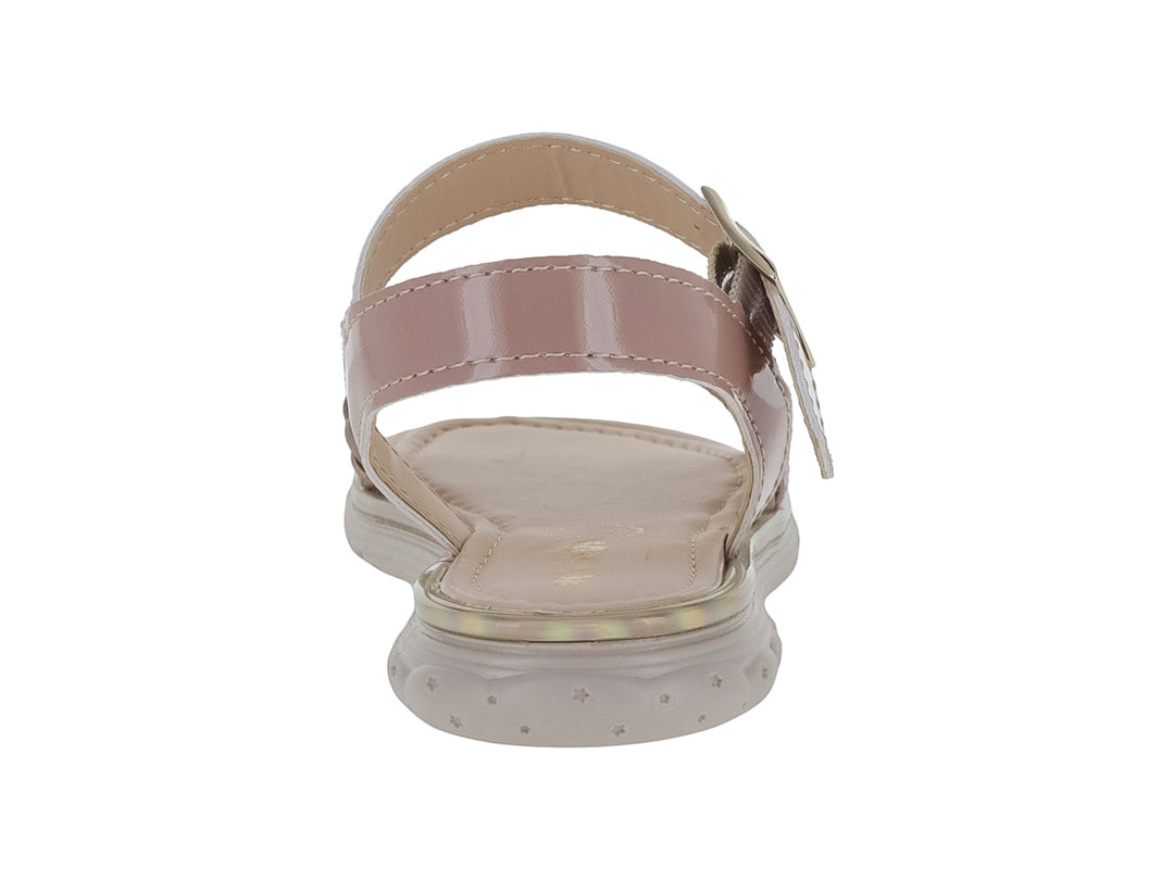Sandalia para niña color beige con acabado en charol, correa trenzada y detalles brillantes.