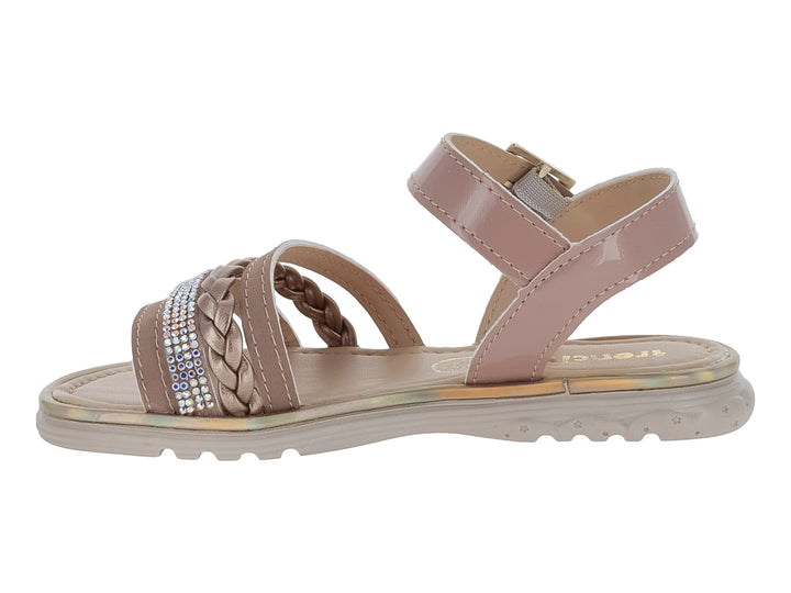 Sandalia para niña color beige con acabado en charol, correa trenzada y detalles brillantes.