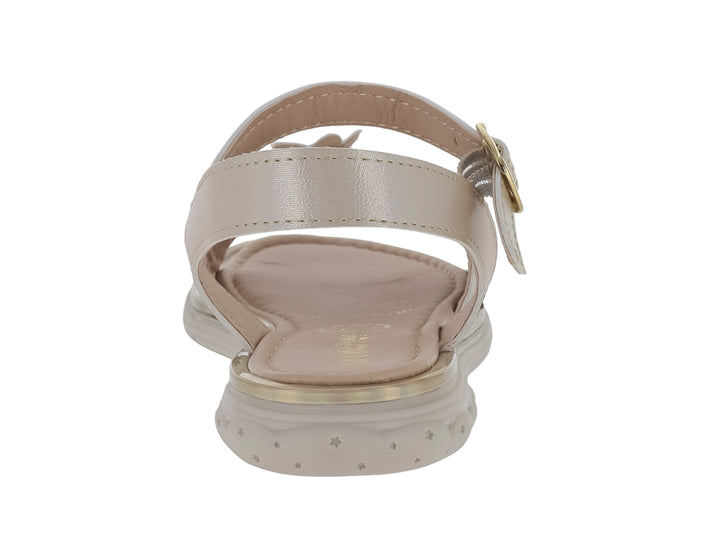Sandalia para niña color platino con adornos de flores y correa brillante.