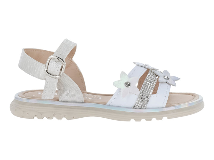 Sandalia blanca para niña con adornos de flores y detalles brillantes.