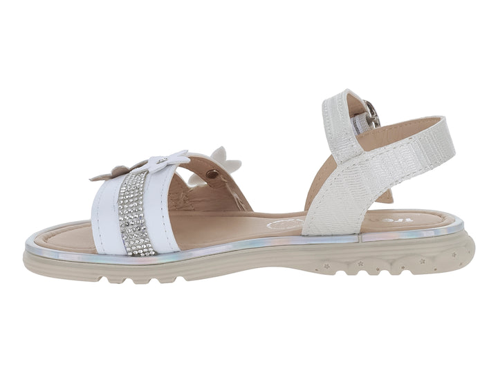 Sandalia blanca para niña con adornos de flores y detalles brillantes.