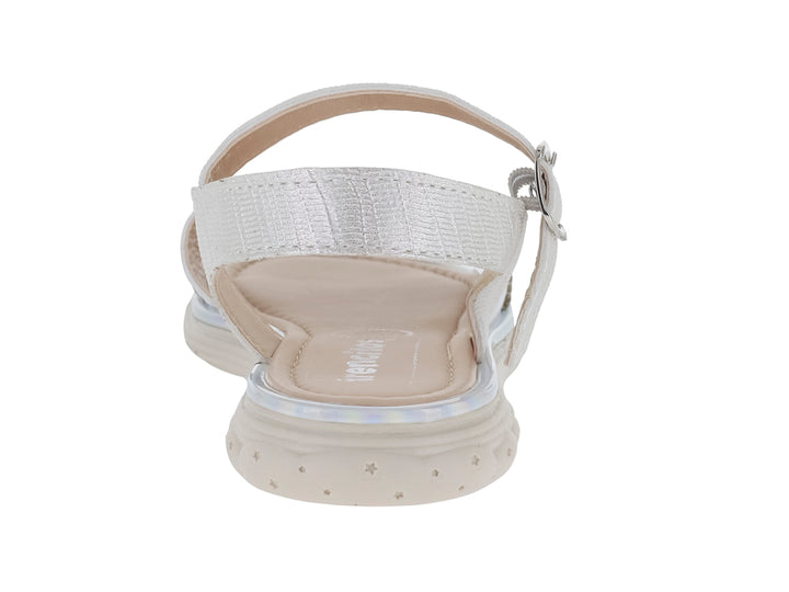 Sandalia blanca para niña con adornos de flores y detalles brillantes en la parte frontal.