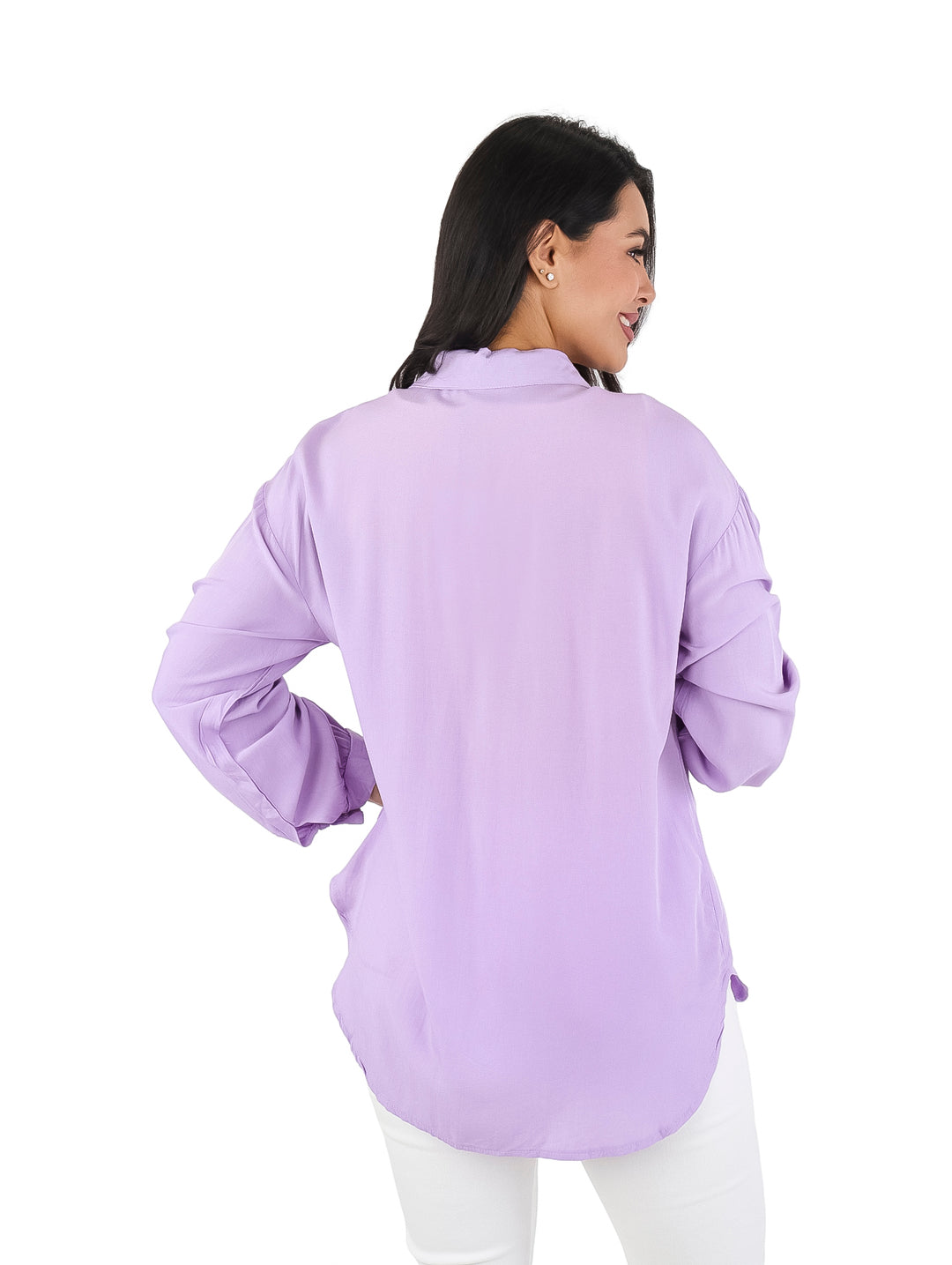 Mujer vistiendo camisa de color lila con manga larga y pequeños detalles decorativos brillantes en el frente.