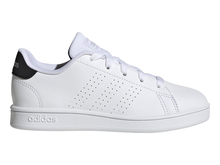 Tenis blancos Adidas Advantage K con talón negro y suela blanca.