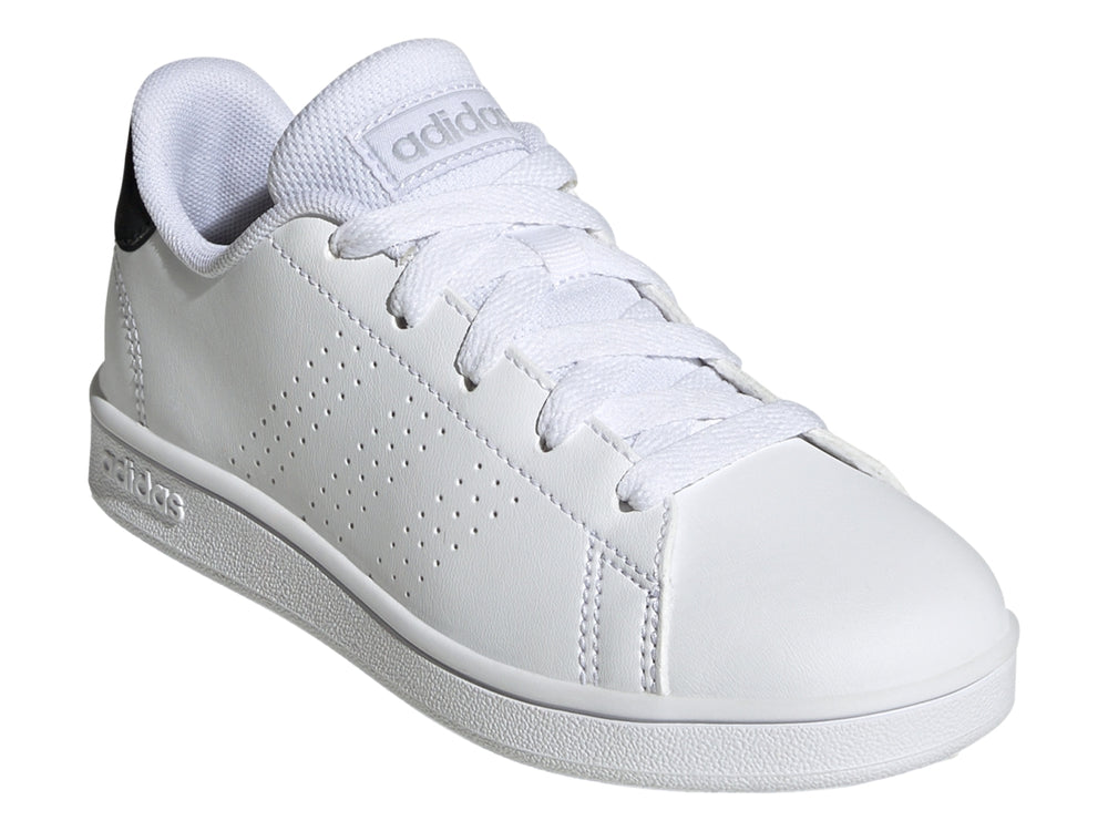 Tenis blancos Adidas Advantage K con talón negro y suela blanca.