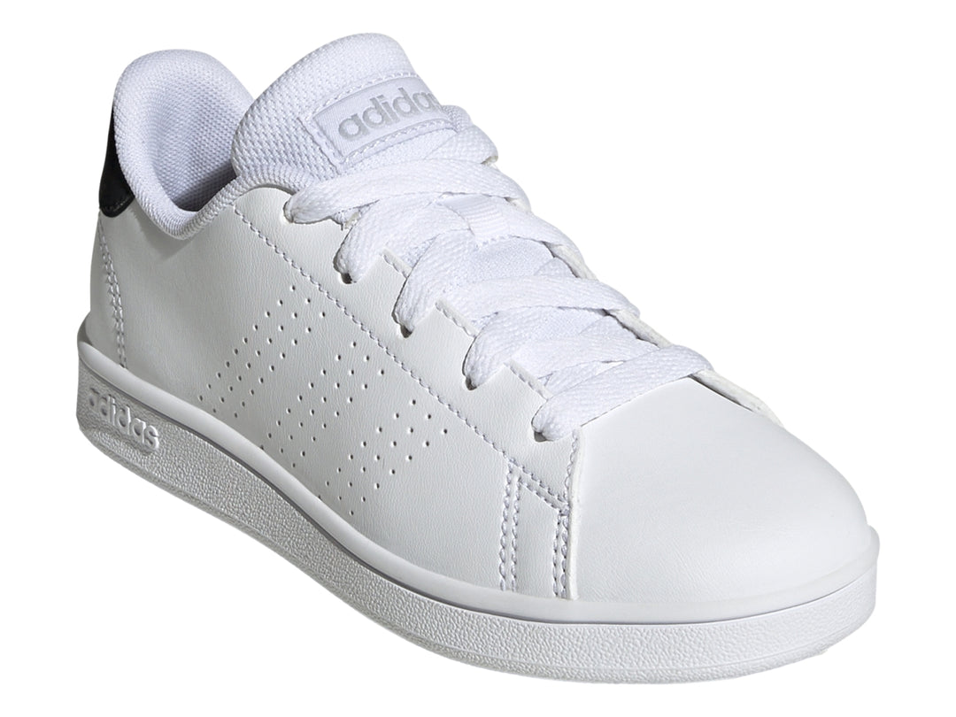 Tenis blancos Adidas Advantage K con talón negro y suela blanca.
