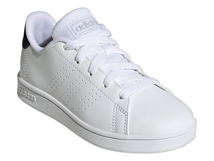 Tenis blancos Adidas Advantage K con talón negro y suela blanca.