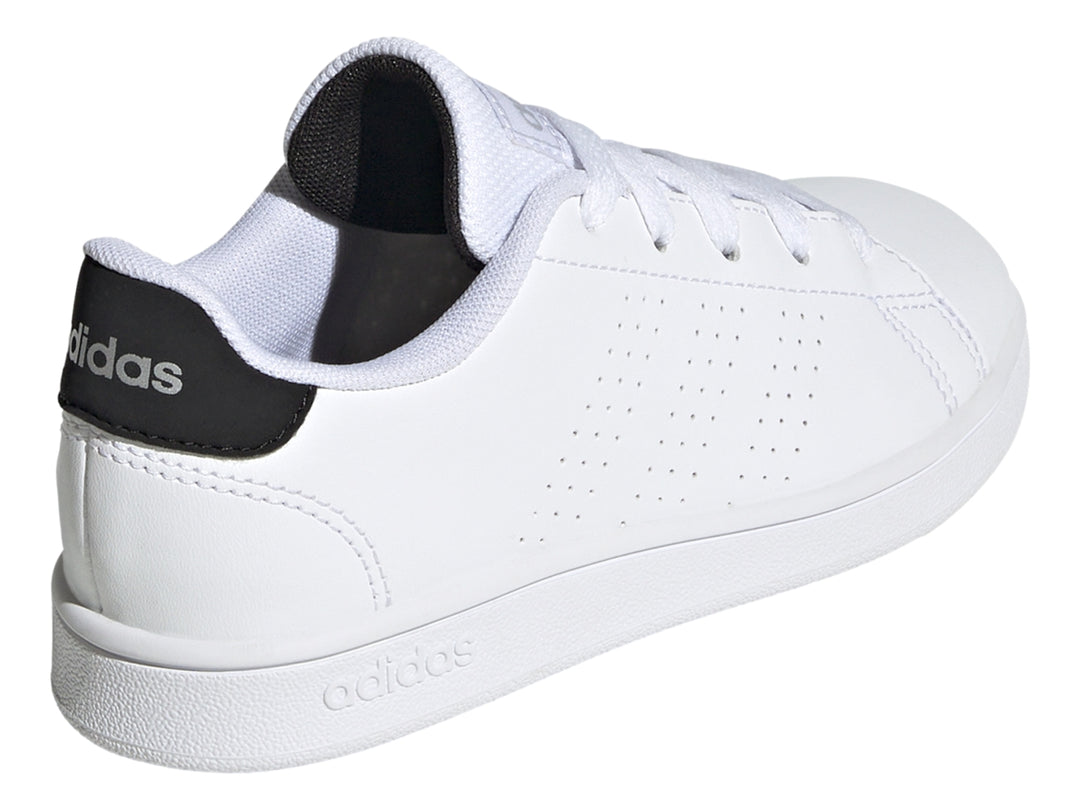 Tenis blancos Adidas Advantage K con talón negro y suela blanca.