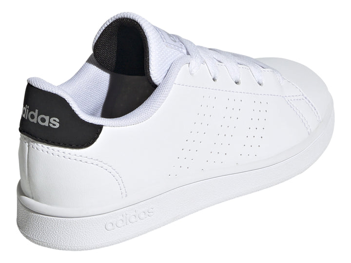 Tenis blancos Adidas Advantage K con talón negro y suela blanca.