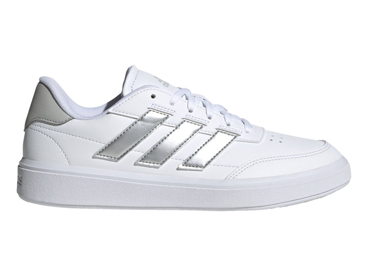 Tenis Adidas blancos con tres franjas plateadas y detalle gris en el talón.