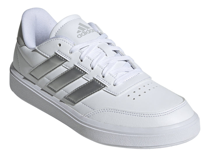 Tenis Adidas blancos con tres franjas plateadas y detalle gris en el talón.