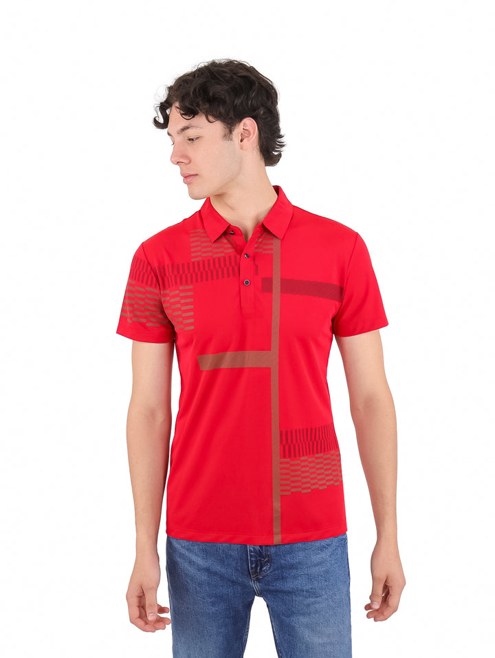Playera polo roja para hombre con diseño geométrico en tonos oscuros y manga corta.