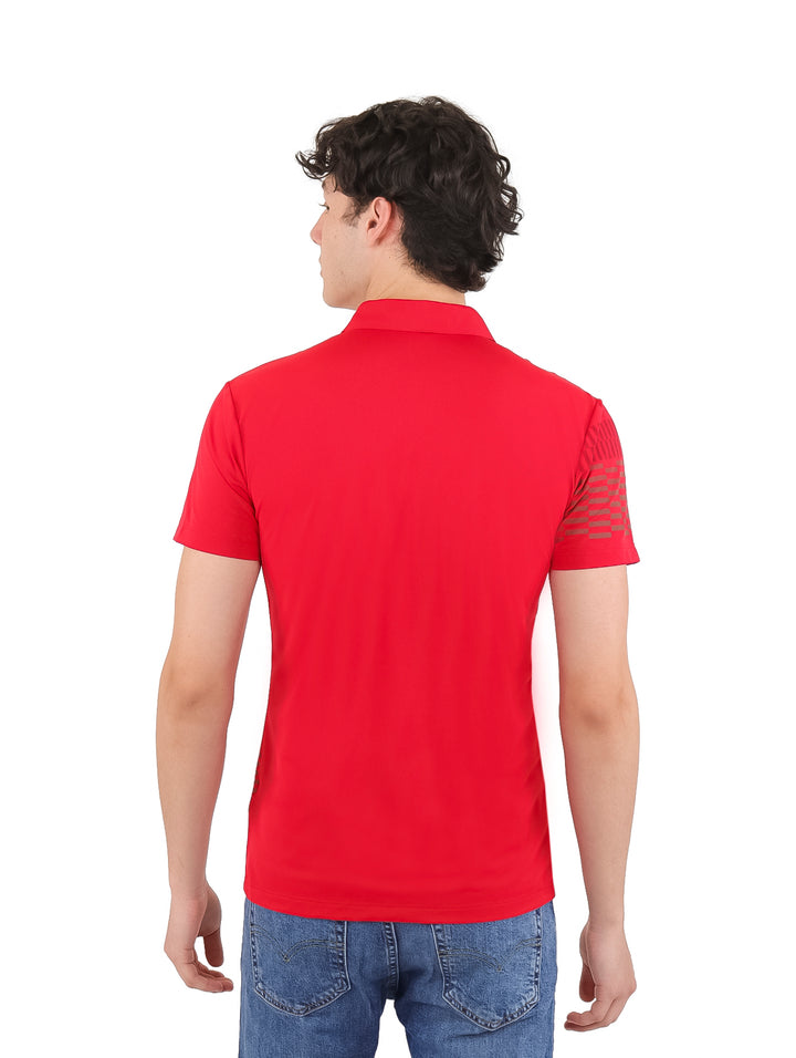 Playera polo roja para hombre con diseño geométrico en tonos oscuros y manga corta.