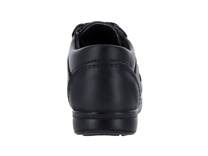Zapato infantil marca Germany en color negro, material de cuero napa con agujetas y suela plana.