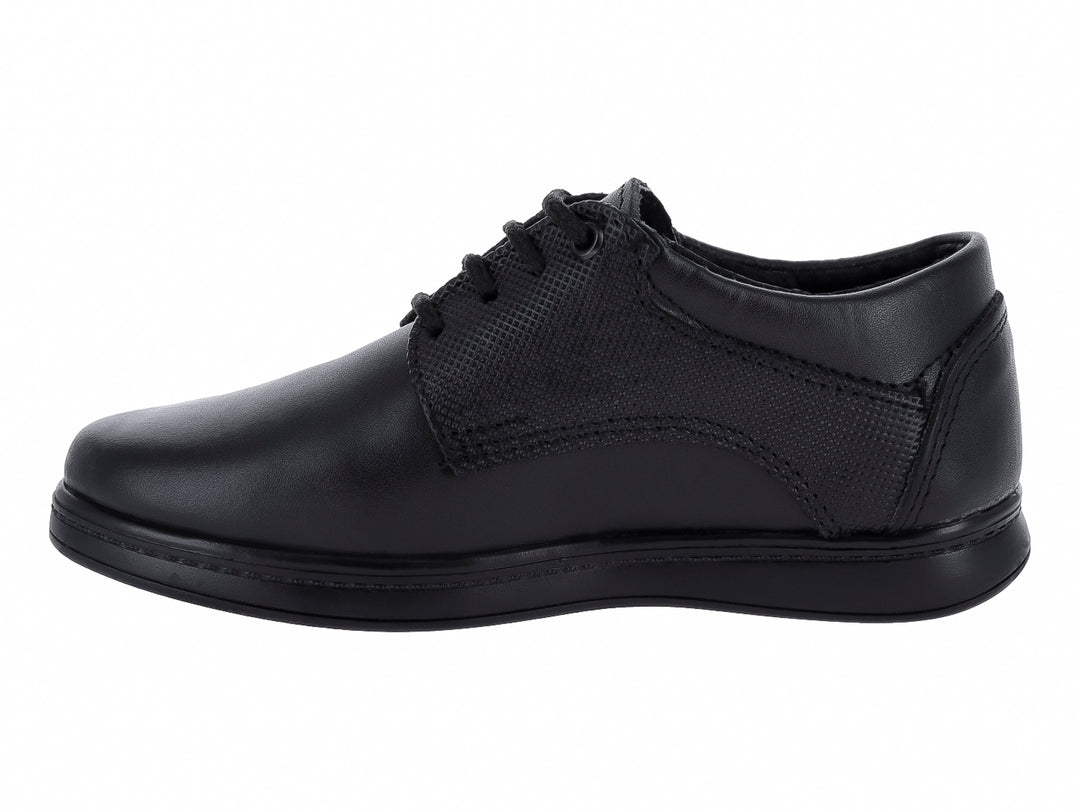 Zapato infantil marca Germany en color negro, material de cuero napa con agujetas y suela plana.