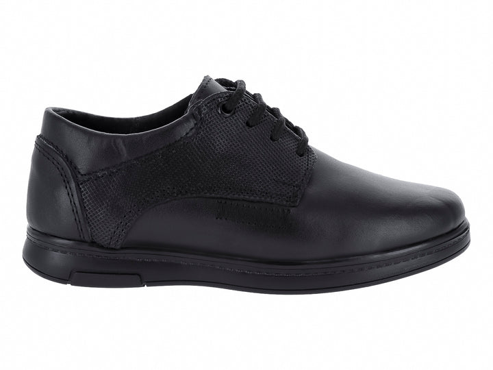 Zapato infantil de cuero negro con cordones y suela a juego.