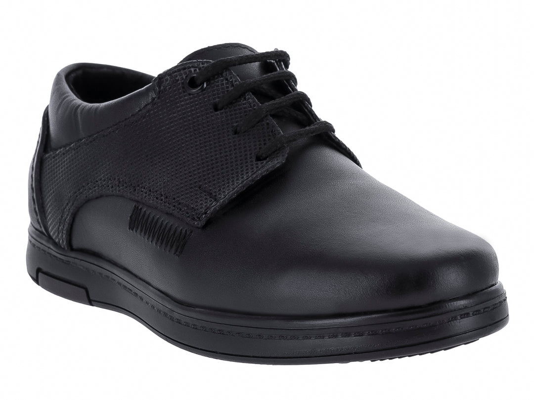 Zapato infantil de cuero negro con cordones y suela a juego.