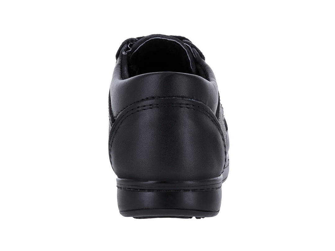 Zapato infantil de cuero negro con cordones y suela a juego.