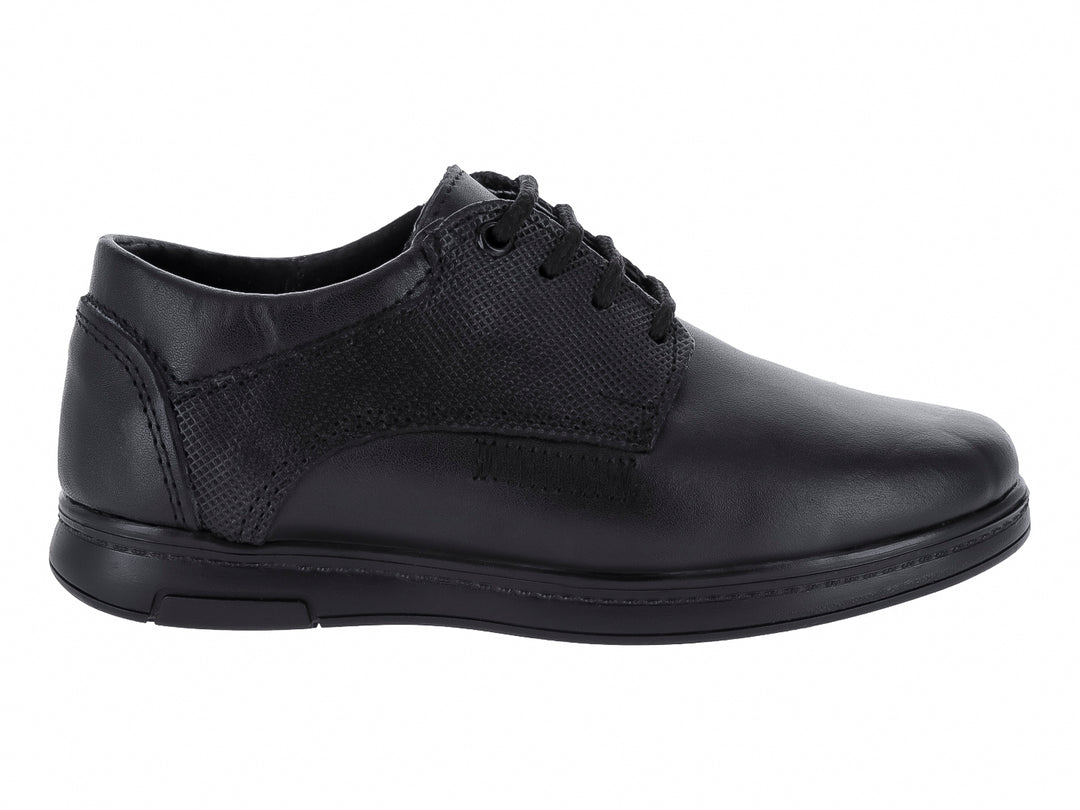Zapato formal negro para niño con cordones y detalles de textura en el lateral.