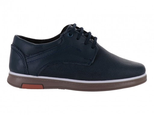 Zapato casual para niño color marino con suela blanca y marrón, cierre de agujetas.
