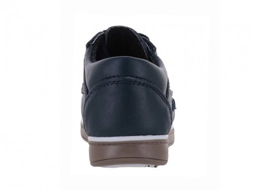 Zapato casual para niño color marino con suela blanca y marrón, cierre de agujetas.