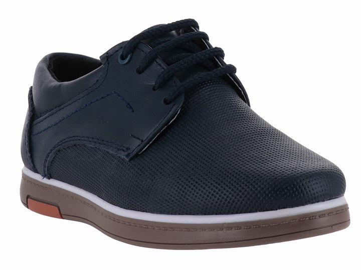 Zapato casual para niño en color azul marino con suela color café y detalle naranja.
