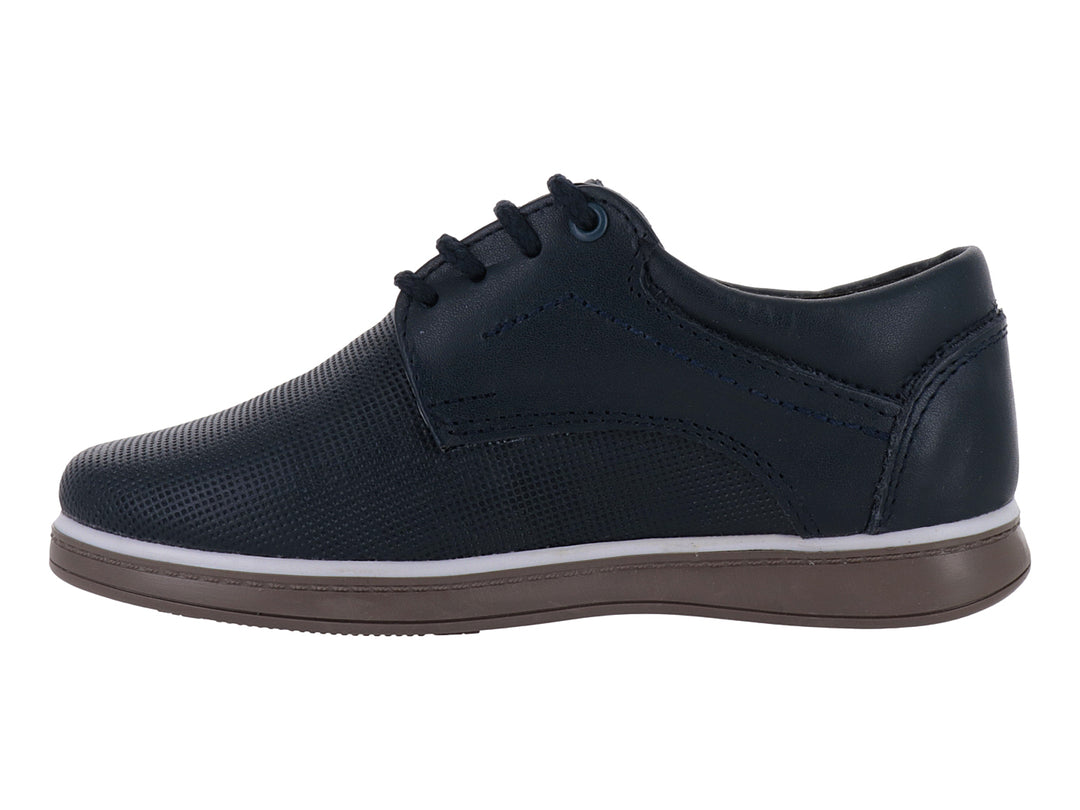 Zapato casual para niño en color azul marino con suela color café y detalle naranja.