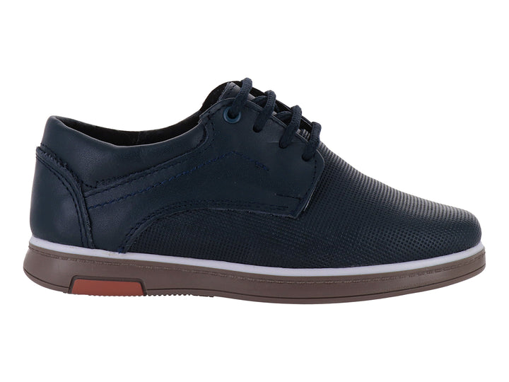 Zapato casual para niño color azul marino con cordones y suela color café.