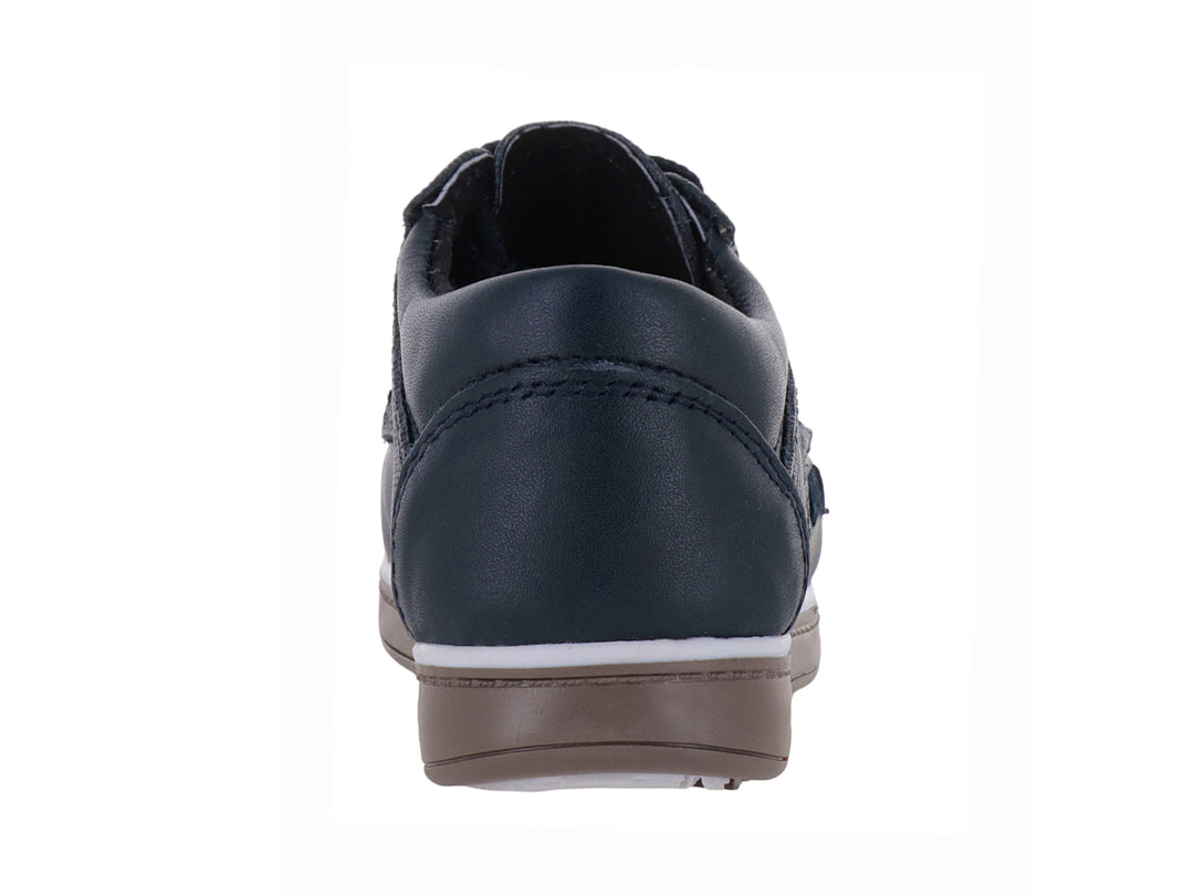Zapato casual para niño color azul marino con cordones y suela color café.
