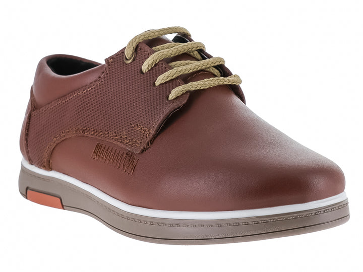 Zapato casual para niño en color tan con cordones y suela blanca y beige.
