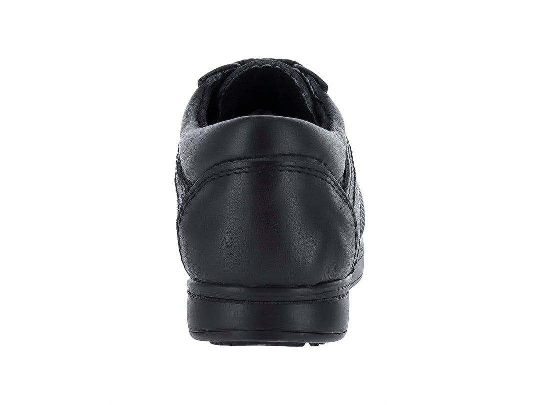 Zapato casual color negro para niño con cordones y suela a juego.