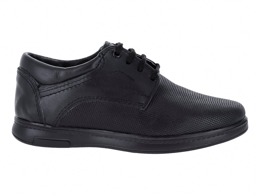Zapato casual negro para niño de la marca Germany, confeccionado en cuero con cordones y suela negra.