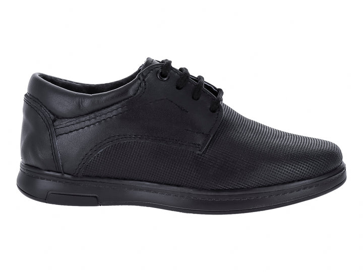 Zapato casual negro para niño de la marca Germany, confeccionado en cuero con cordones y suela negra.