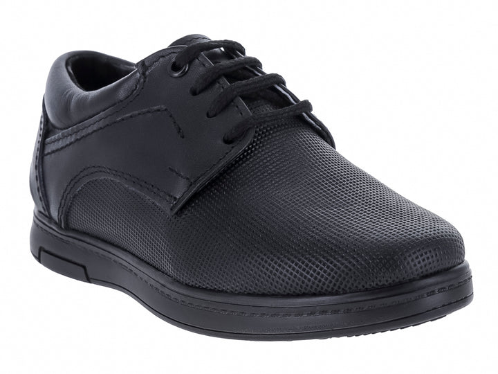 Zapato casual negro para niño de la marca Germany, confeccionado en cuero con cordones y suela negra.