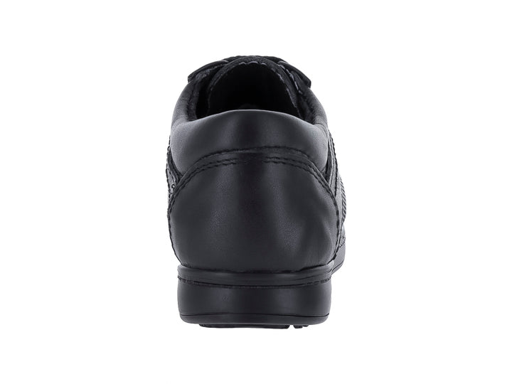 Zapato casual negro para niño de la marca Germany, confeccionado en cuero con cordones y suela negra.