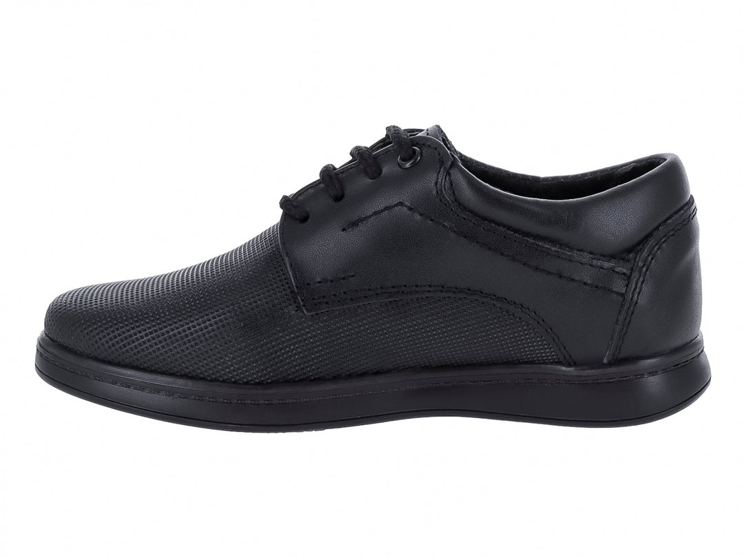 Zapato casual negro para niño de la marca Germany, confeccionado en cuero con cordones y suela negra.