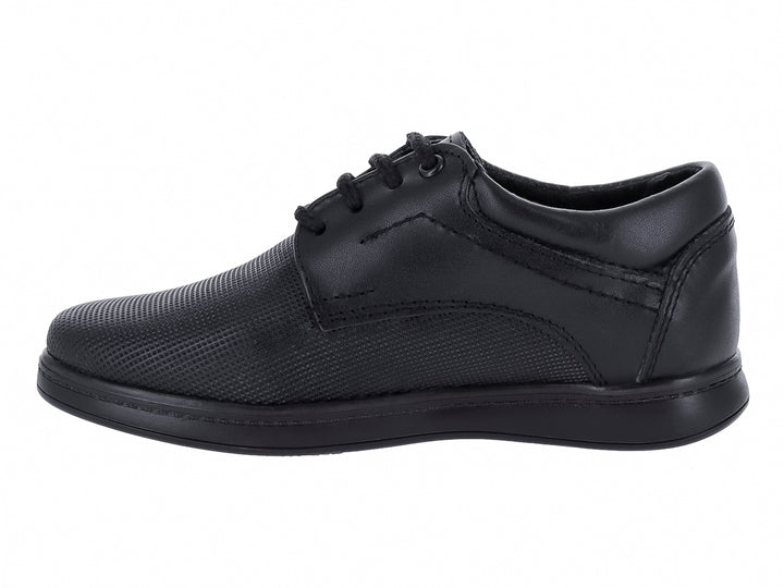 Zapato casual negro para niño de material cuero napa con agujetas y suela negra.