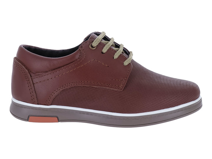 Zapato casual para Niño en color marrón con cordones y suela gris con una línea blanca.