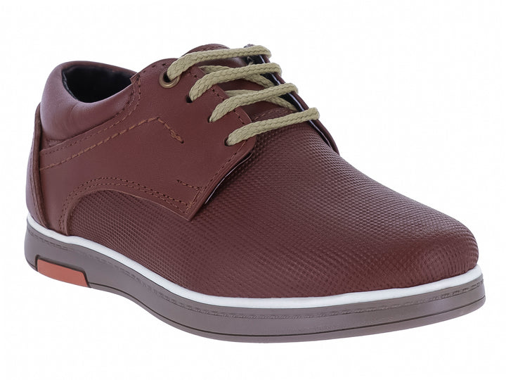 Zapato casual para Niño en color marrón con cordones y suela gris con una línea blanca.