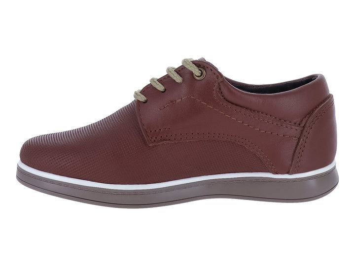 Zapato casual para Niño en color marrón con cordones y suela gris con una línea blanca.