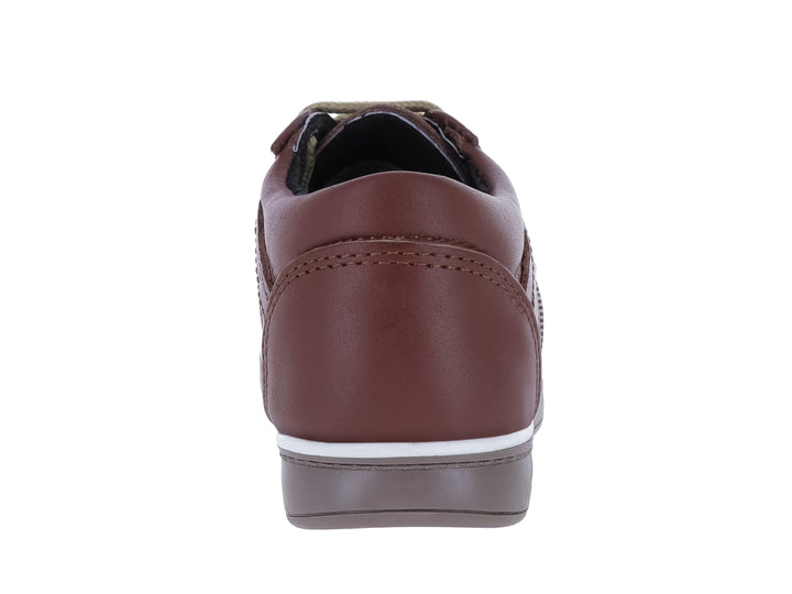 Zapato casual color marrón para niño con cordones y suela gris y blanca.